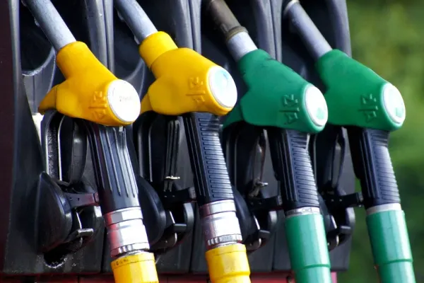 Reducerea accizei la motorină intră de azi în vigoare. Motorina rămâne la peste 10 lei/litru după măsura guvernului