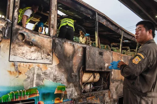 Cine este vinovat pentru tragedia în care 23 de persoane au murit? Șoferul autobuzului a fugit de la locul accidentului