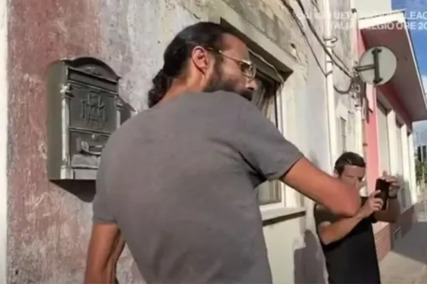 Gigolo Guru care se credea fratele lui Iisus, arestat în Italia. O femeie s-a dezbrăcat pe stradă la comanda lui