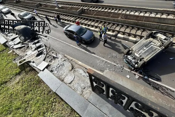Accident la Pasajul Lujerului. Un șofer a căzut cu mașina de pe pod - FOTO