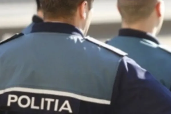 Doi tineri urmăriți pentru tentativă de omor, reținuți de polițiști în Motru și încarcerați