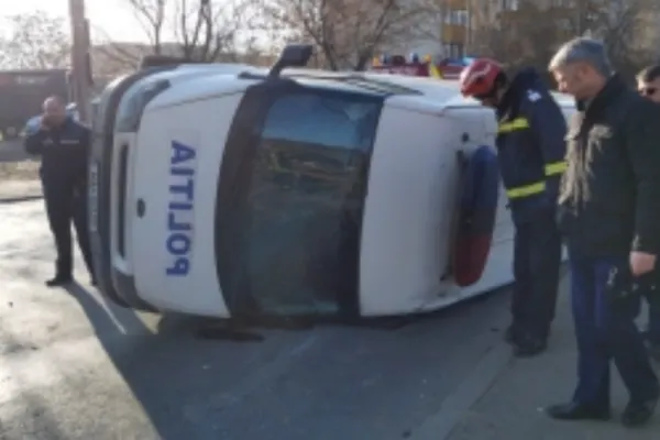 Accident rutier în București. O autospecială a poliției care transporta doi deținuți a fost spulberată de o altă mașină