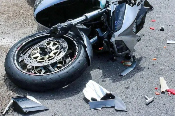 Accident de motor în București. Un motociclist a fost lovit cu mașina de către un șofer