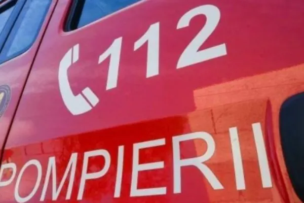 Incendiu de proproții într-un apartament din Sectorul 2. Șase persoane, între care doi polițiști, au ajuns la spital