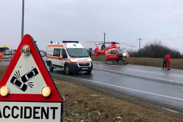 Răsturnare de situație în cazul accidentului din Hunedoara: tânărul de 17 ani care a izbit autocarul furase mașina. Cum s-a produs tragedia cu 2 morți și 19 răniți, muncitori străini