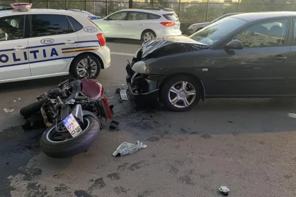 Accident rutier în București: Un șofer s-a urcat cu mașina peste un motociclist