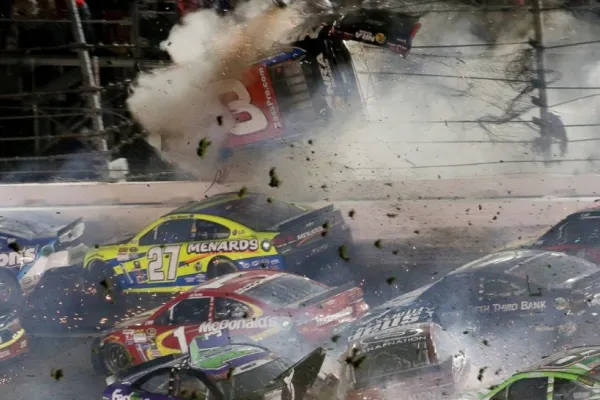 Cel mai mare accident din istoria NASCAR: 28 de mașini implicate