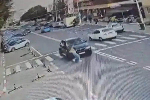 Fenomen GRAV în România! Oameni care se aruncă intenționat în fața mașinilor: 2 pietoni surprinși de camerele de luat vederi