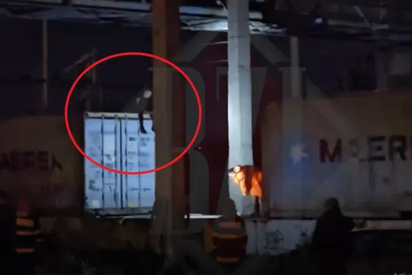Accident șocant la Iași. Un minor s-a electrocutat pe un vagon de tren. Deși avea răni grave, a refuzat să coboare –FOTO/VIDEO