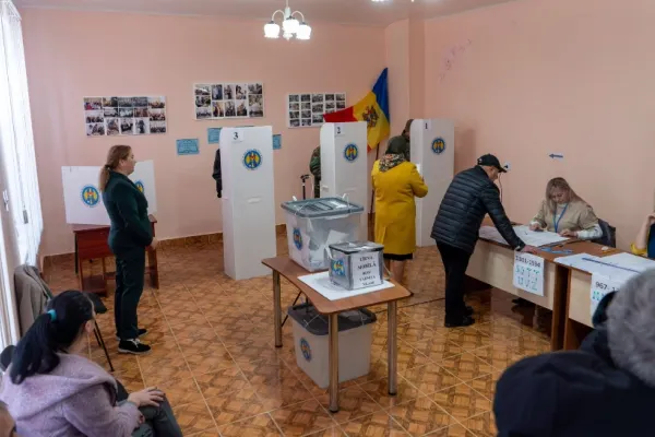 Referendum Republica Moldova. Răsturnare de situație. Moldovenii, vot surprinzător pentru aderarea la UE. Rusia acuză fraude masive