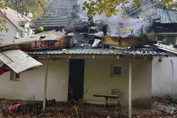 Accident aviatic în Republica Moldova. Un avion de mici dimensiuni s-a prăbușit peste o casă. Pilotul a decedat pe loc