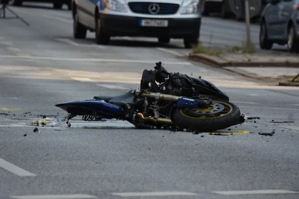 Accident tragic în Târgu Jiu: Motociclist de 18 ani, decedat după ce un șofer de 71 de ani nu i-a acordat prioritate
