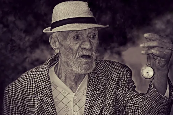 Pensionarii aleg între mâncare și căldură după valul de SCUMPIRI! Cu cât vor crește facturile la energie