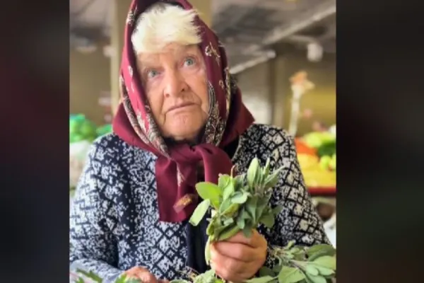 Drama pensionarei care vinde plante ca să supraviețuiască. Ce pensie are bătrâna