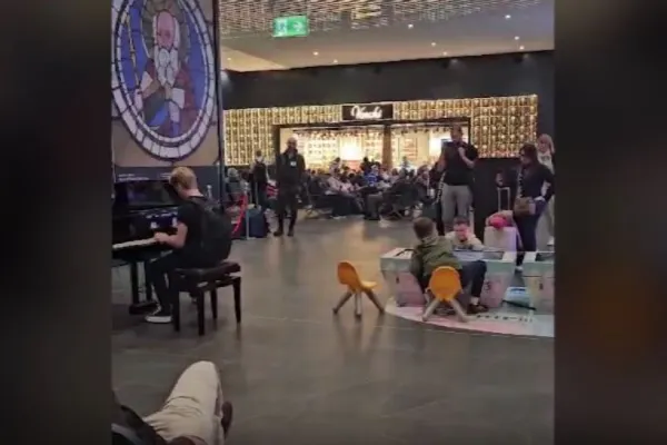Pianistul român care a făcut show într-un aeroport din Italia. Oamenii l-au filmat