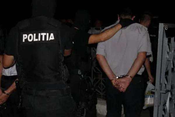 Poliţist din Bucureşti, urmărit penal. Este suspectat că primea bani ca să introducă alimente, alcool și telefoane mobile în arest