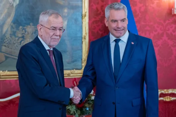Mișcări de trupe în Austria:  Preşedintele i-a încredinţat „prietenului” românilor, Karl Nehammer, mandatul de a forma noul guvern