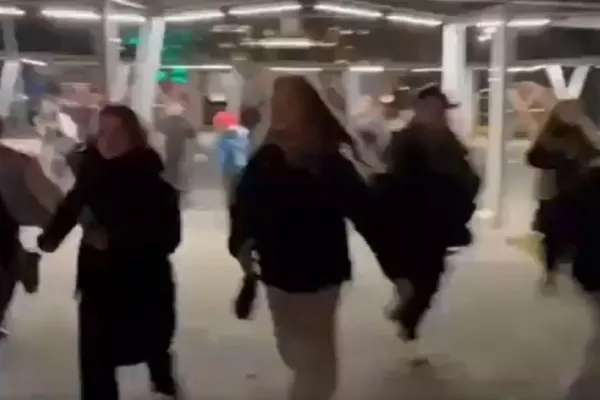 Clipe de groază la Moscova. Un individ a deschis focul într-un parc din centrul orașului VIDEO
