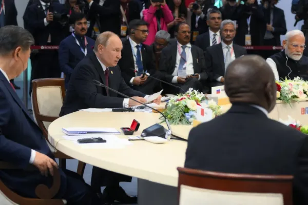Ca între interlopi. Putin i-a pus pe invitații de la BRICS să vină cu bani cash la ei. Cardurile nu pot fi folosite