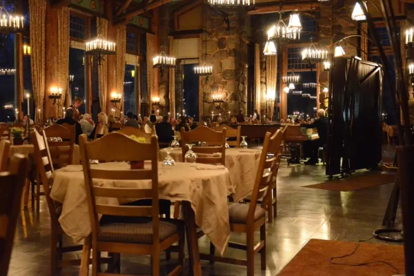 Românii taie ieșirile la restaurant de pe listă ca să facă economie. Perspective pesimiste pentru industria HoReCa – SONDAJ