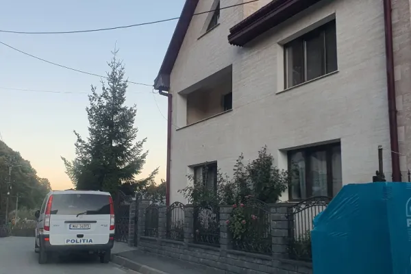 Primarul unei localități din Bistrița, „vizitat” de procurori și mascați. Este acuzat că a dat adeverințe false pentru pensionare
