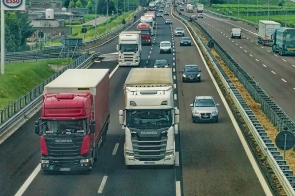 Un șofer de TIR i-a uimit chiar și pe polițiști: Peste 20 de contravenții la un singur control în trafic