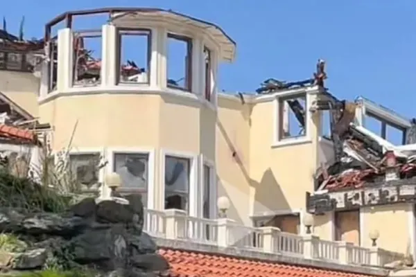 Fosta vilă a lui Irinel Columbeanu a ajuns o ruină și un focar de infecție. Vecinii sunt disperați - VIDEO