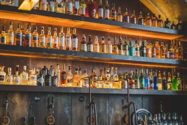 Prețuri mai mari cu 50% pentru băuturile alcoolice. De când intră în vigoare scumpirile