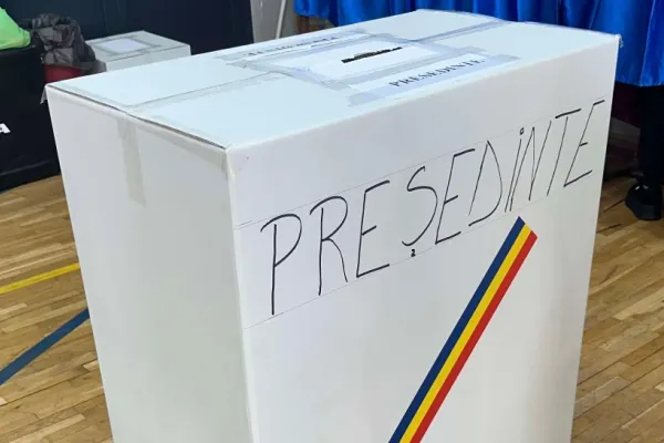 Fraudă la secția de votare. O femeie este acuzată de falsificarea unei cereri de urnă mobilă în numele unei pensionare