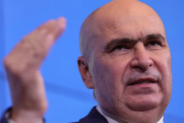 Cum dirijează Ilie Bolojan "spectacolul cătușelor". Omul de la Oradea orchestrează probleme penale tuturor liberalilor care i se opun, cu sprijinul lui Kovesi