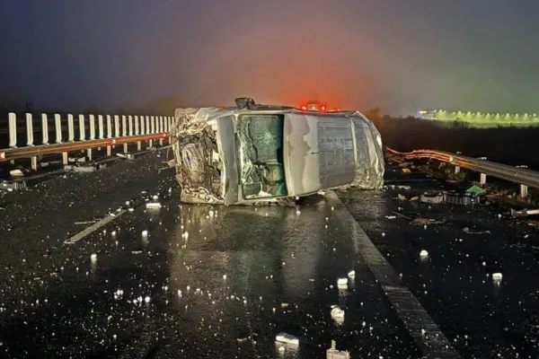 Accident pe Autostrada A1 lângă Arad: Impact DEVASTATOR între un camion și un microbuz