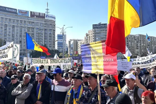 Protest uriaș în fața Guvernului, din cauza pensiilor și salariilor, în plin scandal al alegerilor