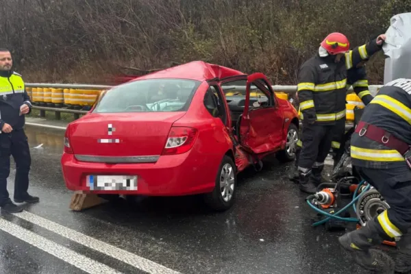 Grav ACCIDENT rutier pe DN6! O femeie a rămas încarcerată în urma impactului