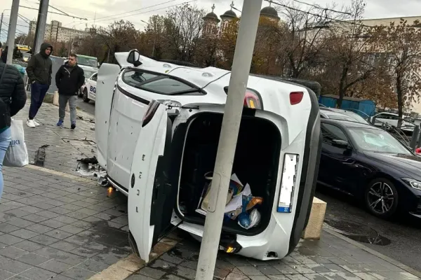 Accident grav în zona AFI Cotroceni din Capitală. O mașină s-a răsturnat după ce a fost proiectată într-un stâlp