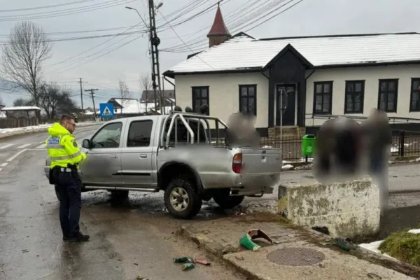 Accident grav în Suceava. Un bărbat a murit, în urma ciocnirii dintre o maşină şi un motoscuter