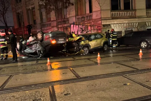 Accident grav pe bulevardul George Coșbuc din Capitală. O mașină s-a răsturnat, în urma impactului violent cu un alt autoturism - GALERIE FOTO