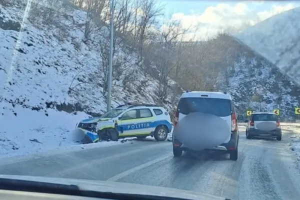 Accident rutier GRAV în curbă! O mașină de poliție a fost lovită în plin de un alt autoturism