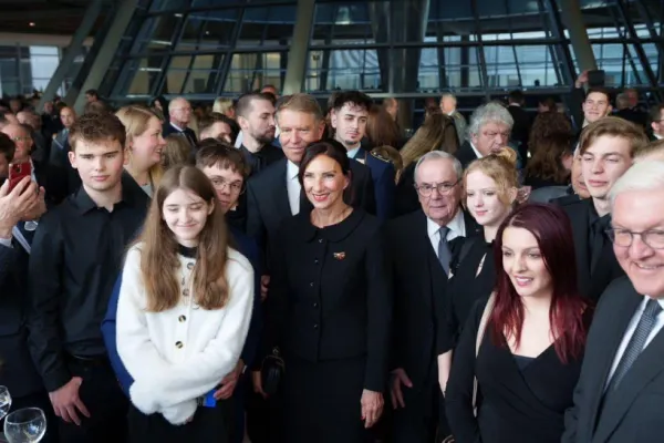 Cum și-a făcut Carmen Iohannis apariția la o vizită oficială din Germania, alături de Klaus Iohannis? Imagini inedite