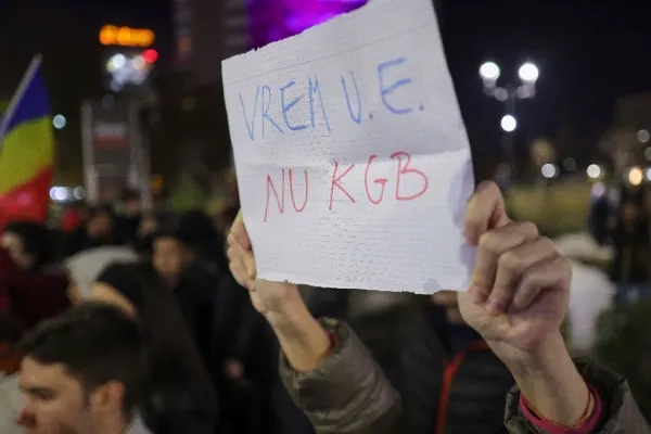 PROTESTE în România după intrarea lui Călin Georgescu în turul 2. Oamenii au ieșit în stradă la Brașov, dar și în Timișoara, oraș simbol
