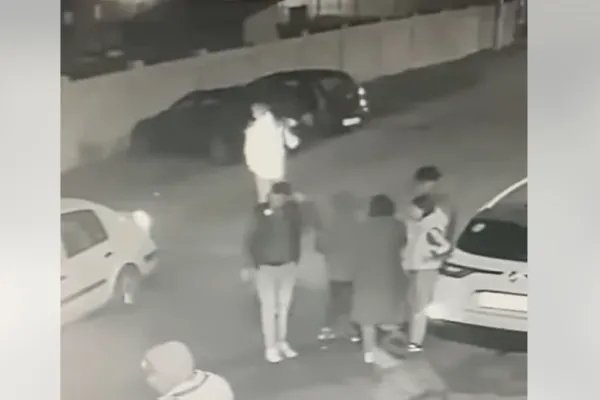 Tineri filmaţi în timp ce se urcă pe capota unei maşini care face accident. Unul dintre ei a ajuns la spital cu răni grave