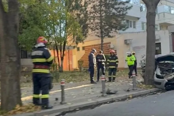 Un șofer a scăpat teafăr după ce a intrat cu mașina într-un copac. Accident stupefiant la Constanța