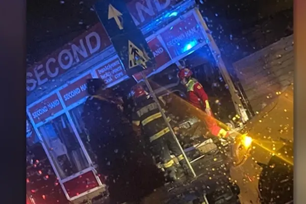 O mașină a intrat în vitrina unui magazin. Accident spectaculos pe Calea Rahovei din Capitală