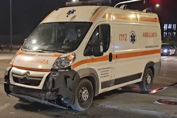 Ambulanță aflată în misiune, implicată într-un accident, la Constanța. Mașina cu care s-a ciocnit a fost proiectată într-un copac
