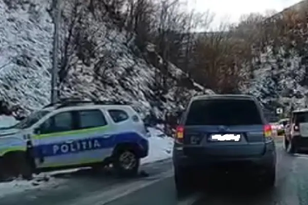 Mașină de poliție implicată într-un ACCIDENT, pe un drum din județul Cluj. Drumarii au fost AMENDAȚI
