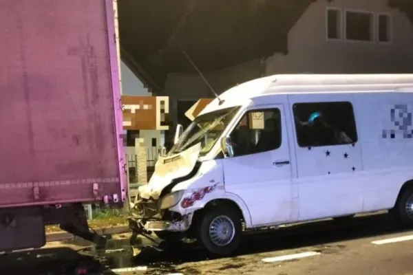 Accident grav în Sighișoara. Un TIR a spulberat o dubă. 6 persoane au ajuns la spital