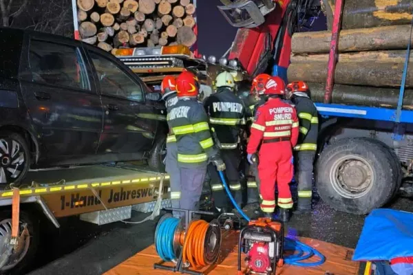 Accident grav în județul Alba. Două persoane încarcerate după impactul între un camion și o autoplatformă. Trafic blocat de DN 7- FOTO