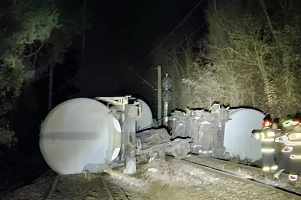 Tren cu benzină, deraiat în Mehedinți. Mai multe vagoane s-au răsturnat și sunt scurgeri de carburant și s-a emis mesaj RO-Alert. Traficul este BLOCAT