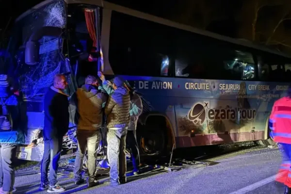 Accident grav, în județul Alba. O mașină s-a izbit de un autocar. 7 oameni au fost răniți. A fost activat PLANUL ROȘU / VIDEO