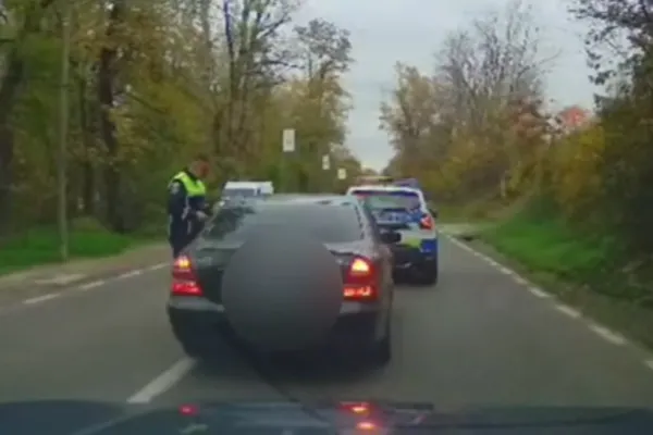 „Prințul cu antemergător”. Şofer aspru sancţionat, după ce s-a ţinut după o maşină de Poliţie care se îndrepta la un accident cu victimă  VIDEO