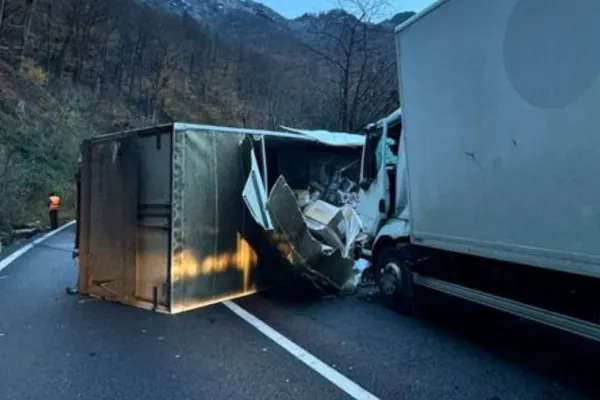 Accident pe Valea Oltului. Două camioane s-au ciocnit violent. Traficul este blocat FOTO